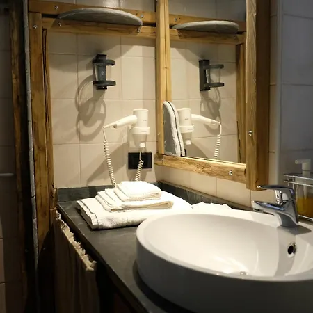 Semesterbostad Le In Pietra La Torretta Montemezzo